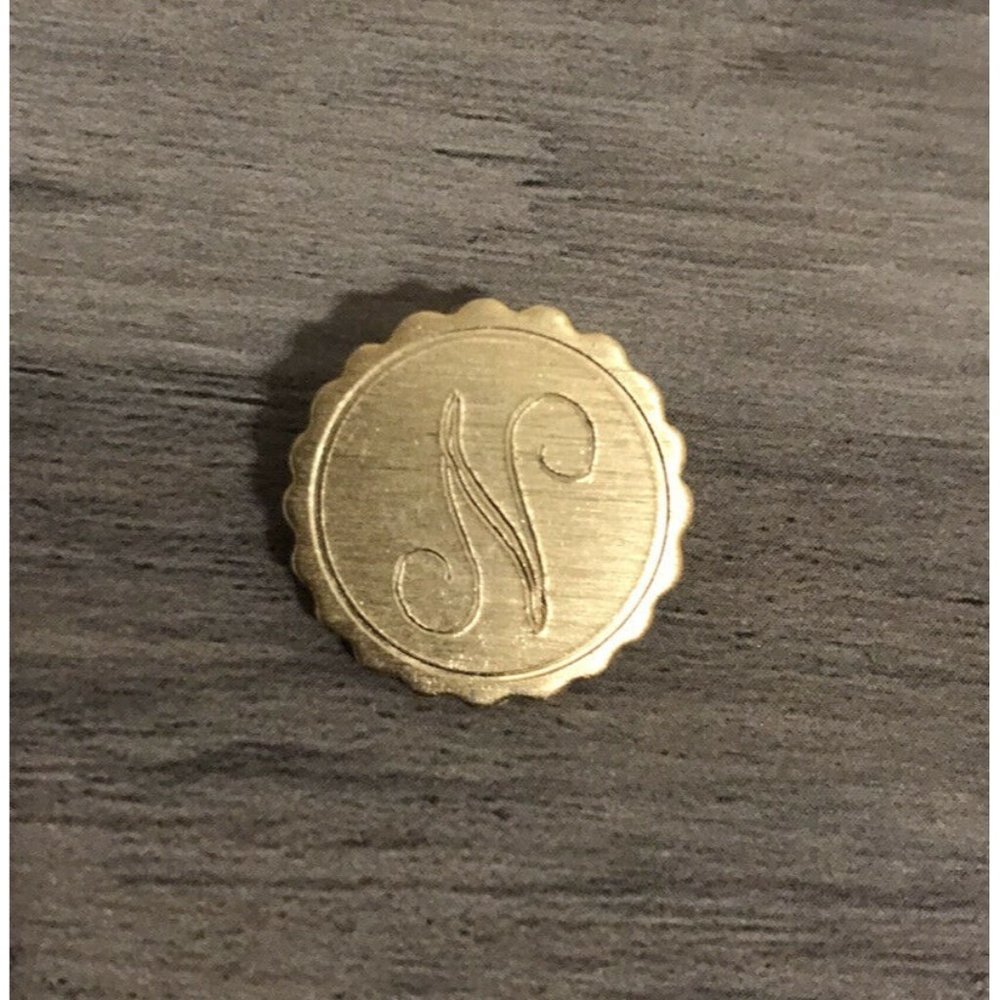 Vtg Brushed Gold Tone Cursive N Monogrammed Pin Brooch Scalloped Bottle Cap Edge